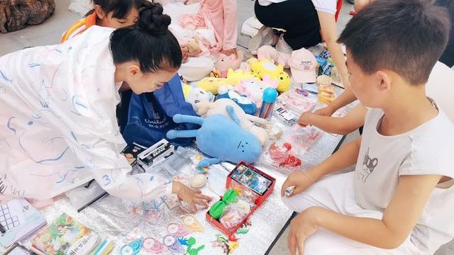 灞桥区赵庄小学小葵花义卖活动(图2) 灞桥区赵庄小学小葵花义卖活动(图2)