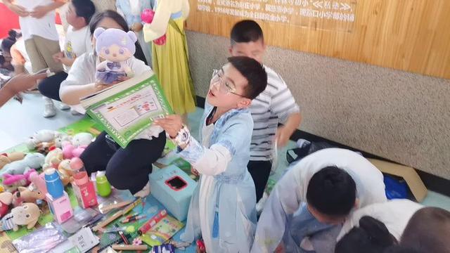 灞桥区赵庄小学小葵花义卖活动(图3) 灞桥区赵庄小学小葵花义卖活动(图3)