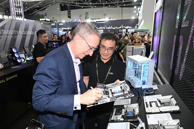 Computex 2024：微星发布新款办公家用显示器英特尔CEO到展台在主板签名(图4)