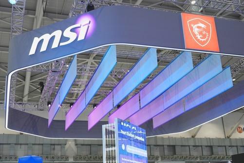 微星携众多新品亮相Computex2024 黄仁勋亲临展台签名留念！(图1)