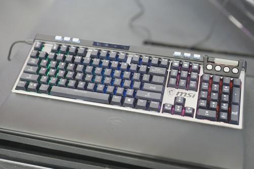 微星携众多新品亮相Computex2024 黄仁勋亲临展台签名留念！(图5)