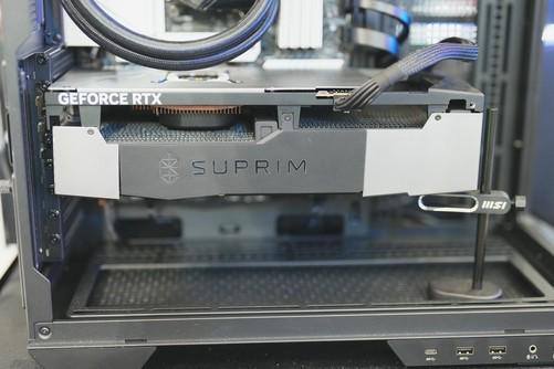 微星携众多新品亮相Computex2024 黄仁勋亲临展台签名留念！(图3)