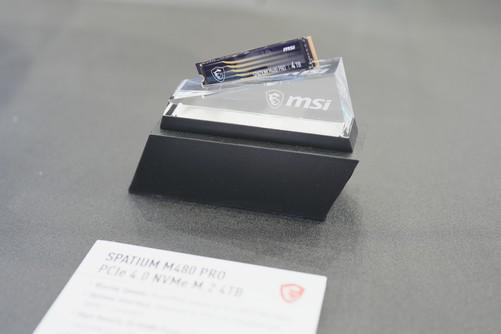 微星携众多新品亮相Computex2024 黄仁勋亲临展台签名留念！(图9)