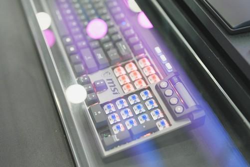 微星携众多新品亮相Computex2024 黄仁勋亲临展台签名留念！(图6)