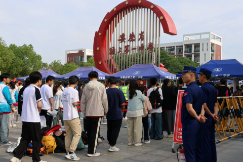 颍上：2024年高考开考8868名学子奔赴考场(图1)
