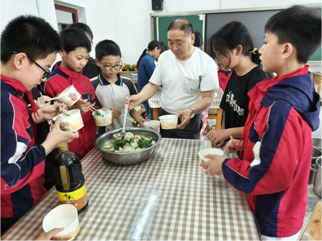 南溪区黄沙镇中心小学校开展“包抄手 减轻学生学习压力”技能活动(图2)