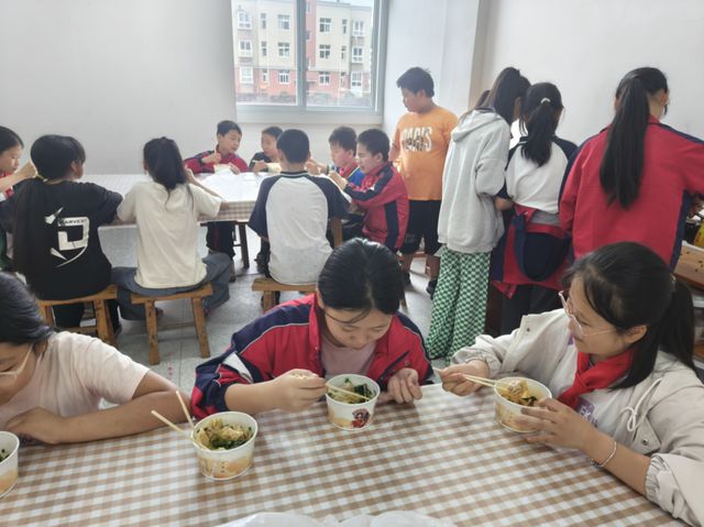 南溪区黄沙镇中心小学校开展“包抄手 减轻学生学习压力”技能活动(图3)