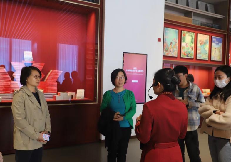赓续中华文脉 坚定文化自信 ——文学院组织师生赴中国国家版本馆中央总馆实地研学(图3) 赓续中华文脉 坚定文化自信 ——文学院组织师生赴中国国家版本馆中央总馆实地研学(图3)