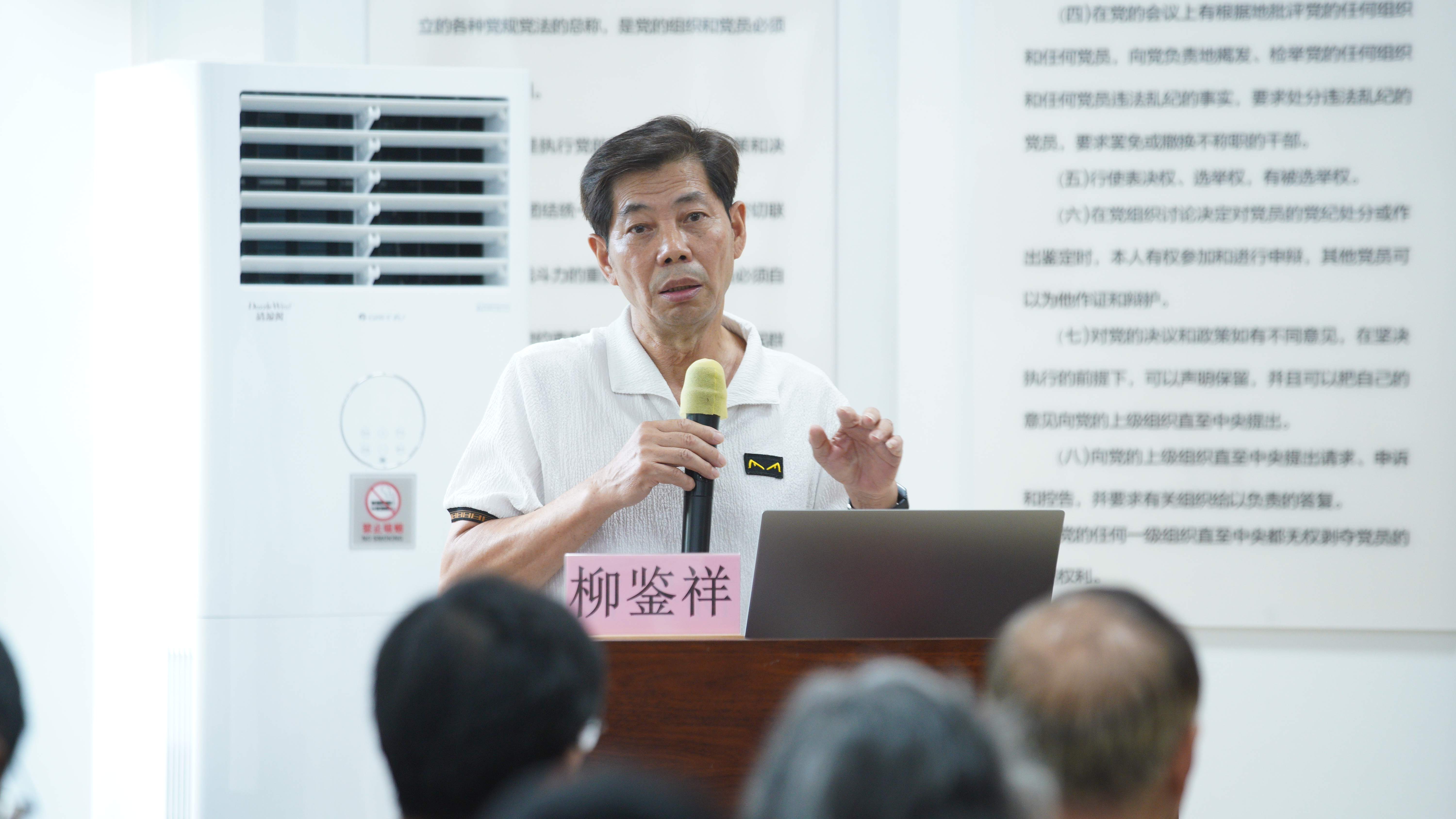 扇上题字、袋上写诗社区居民体验“万物皆可书”