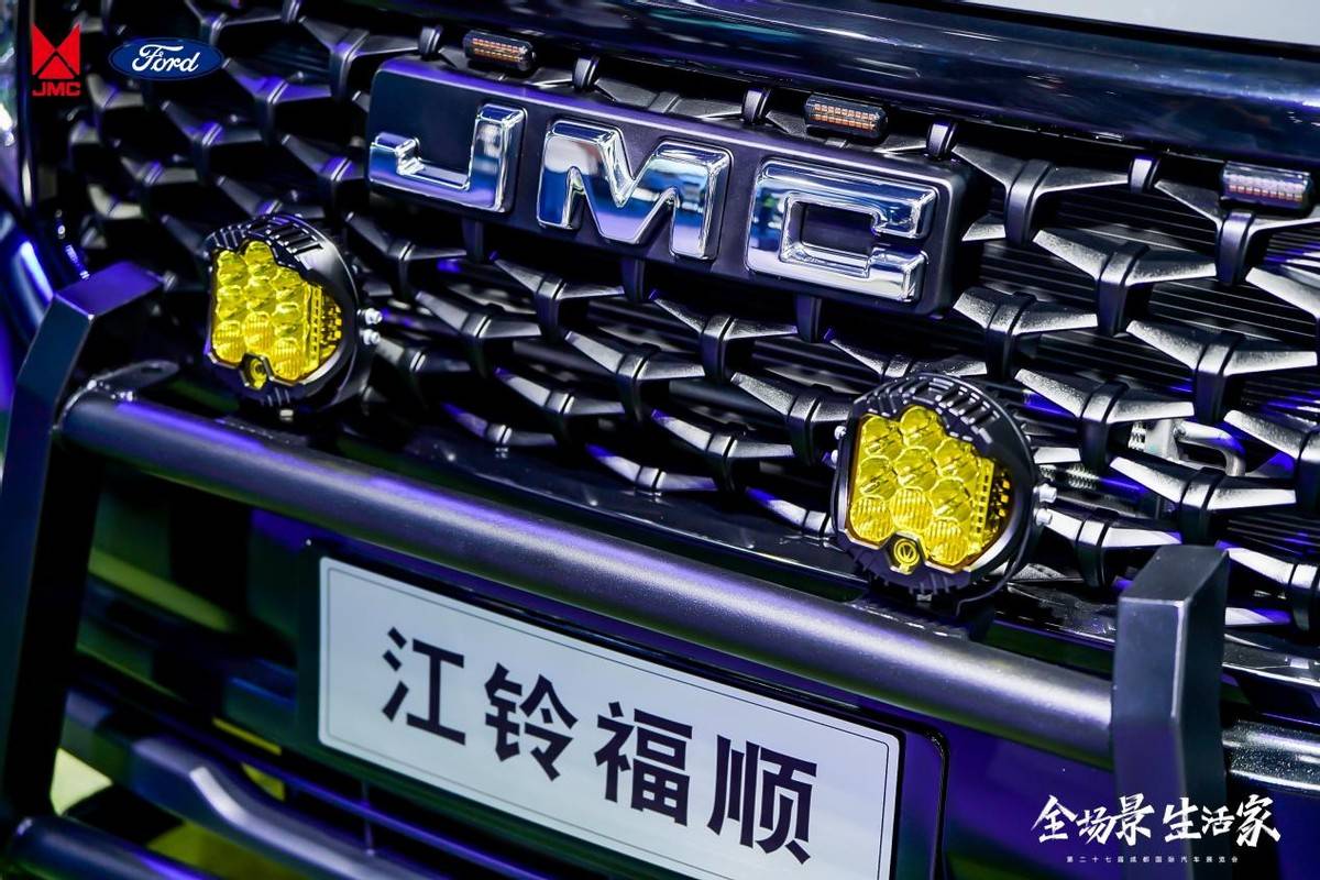 2024成都车展亮点多多江铃轻客展台大放异彩