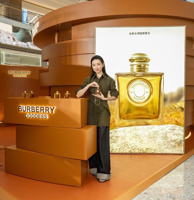 董洁现身BURBERRY cdf三亚国际免税城快闪店