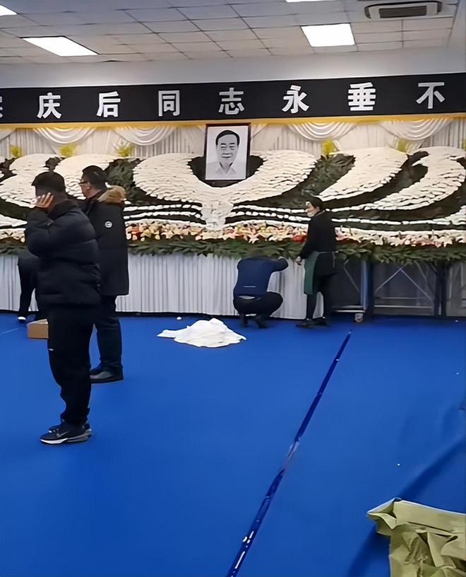 宗庆后追悼会现场曝光！遗照被花海包围女儿宗馥莉全面接管集团