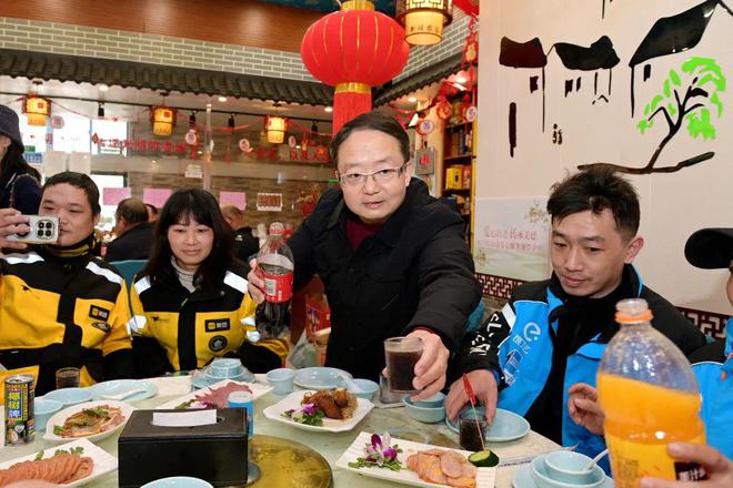 团圆宴“食”力宠新！40名新就业群体代表共赴暖心之约｜过新年在静安