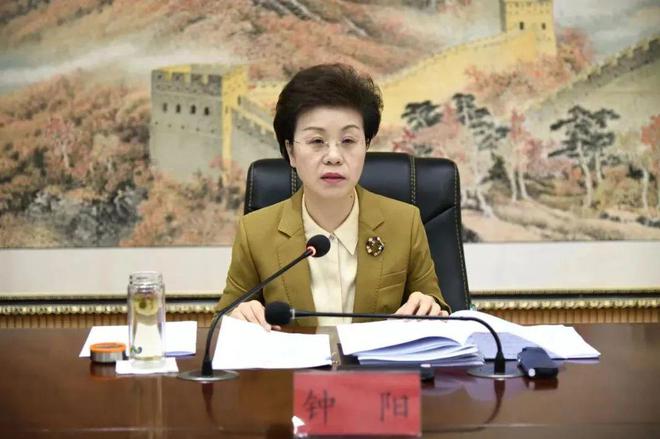 “70后”女州长敛财细节披露！曾面对镜头痛哭被带走现场画面已曝光